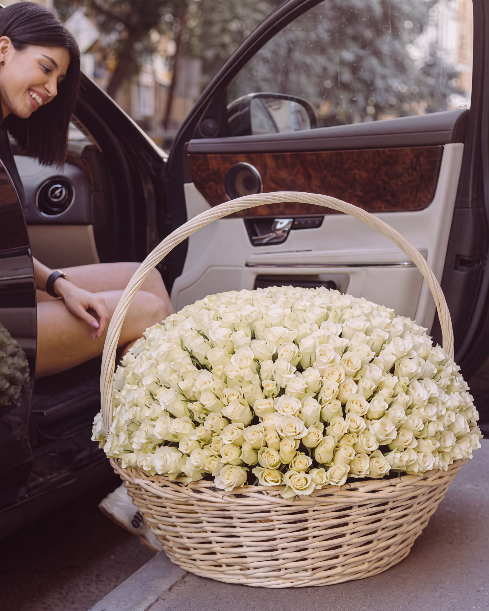Корзина из 301 белой розы Аваланш