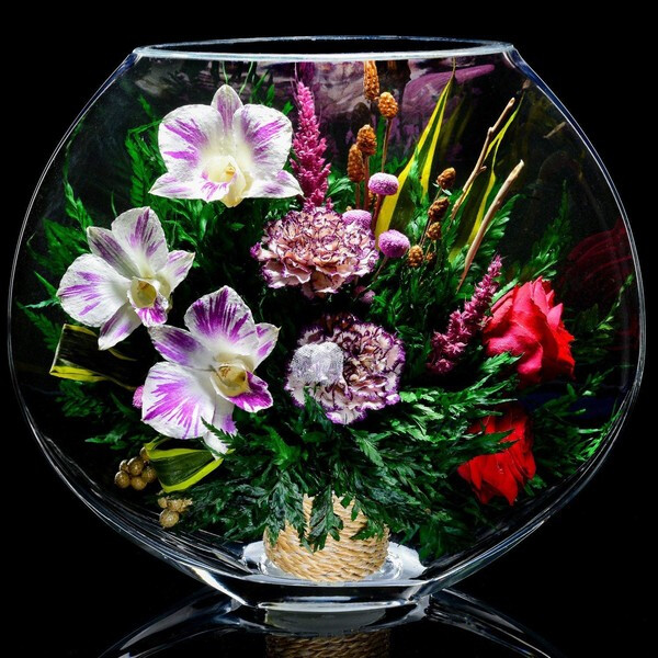 Цветы в вакууме: как они завоевали Москву и чем нас удивляют современные букеты