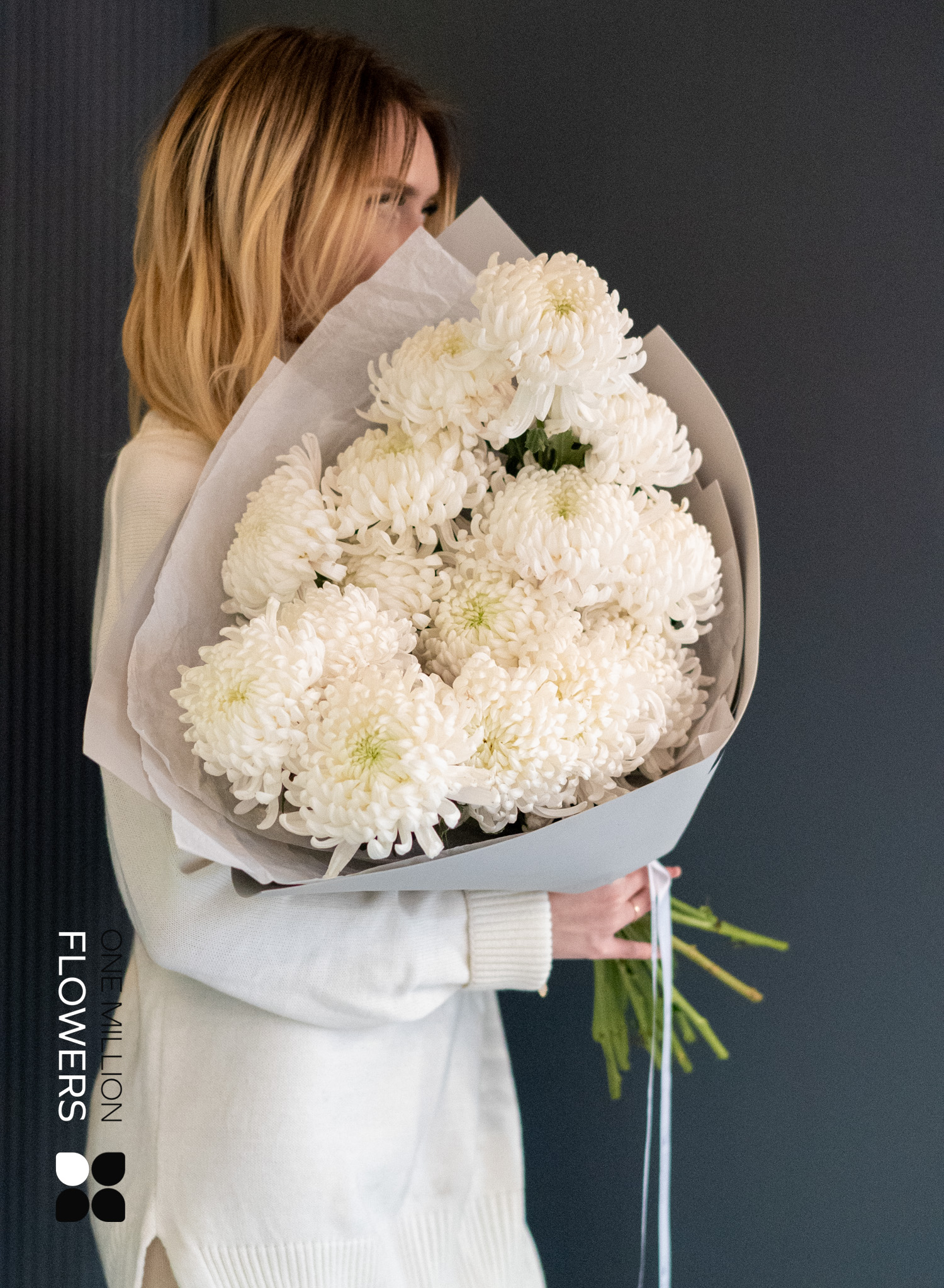 Букет из 15 белых хризантем "Бигуди" Gray