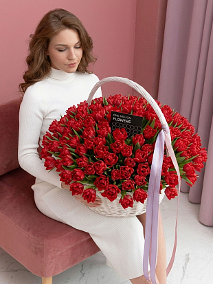 Корзина из 101 тюльпана "Варфаер"