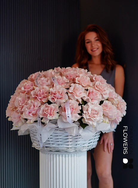картинка Корзина 65 Эквадорских роз "Пинк Мондиаль" от магазина Одежда+
