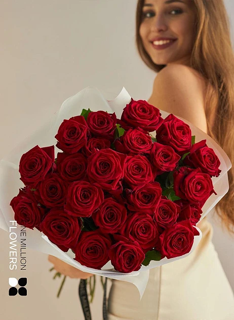 картинка Букет из 25 красных роз "Рэд Наоми" White от магазина Одежда+