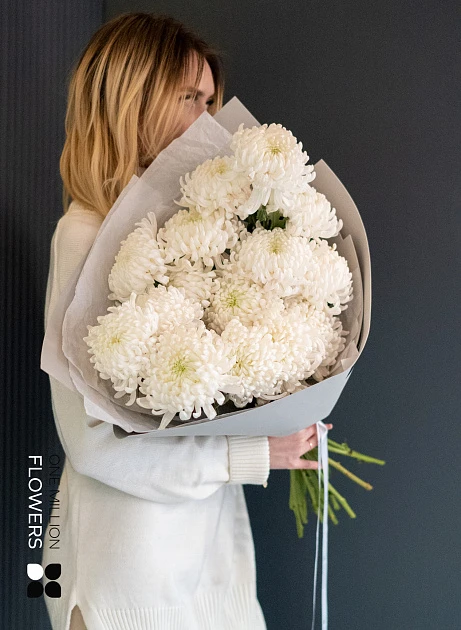 Букет из 15 белых хризантем "Бигуди" Gray